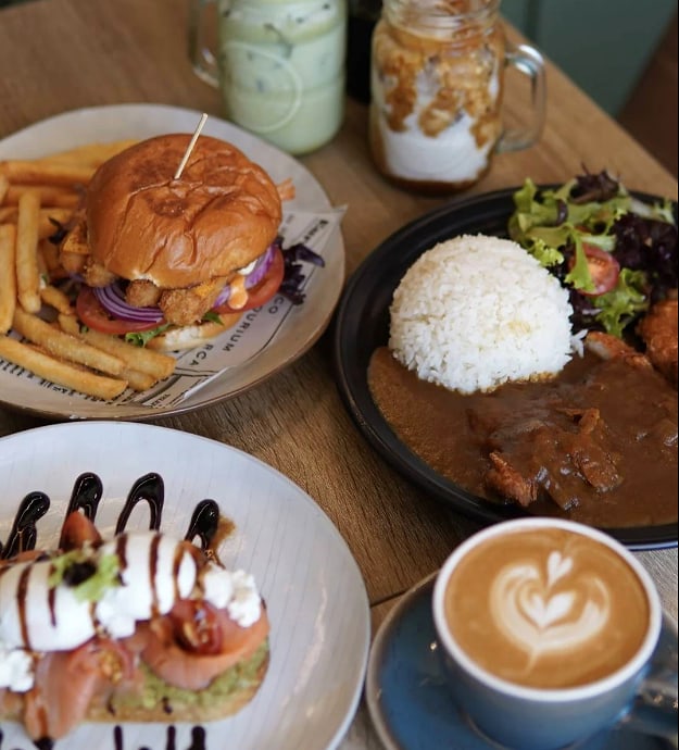 Provided screenshot showing cafe food, coffee and Japanese curry at the store.